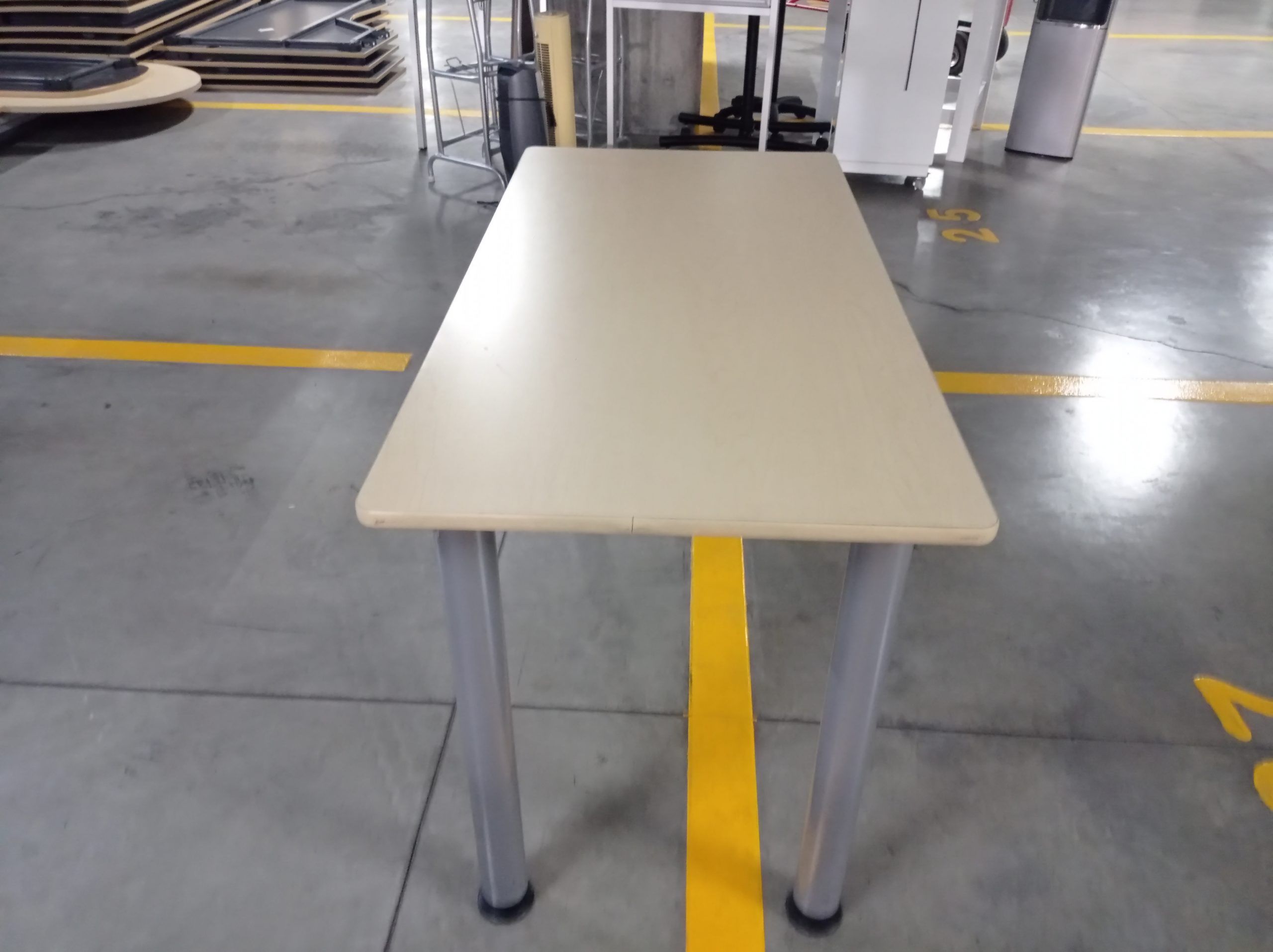 Lote 001 - Mesa de trabajo cuadrada c/patas de metal cubierta de madera. - Imagen 5