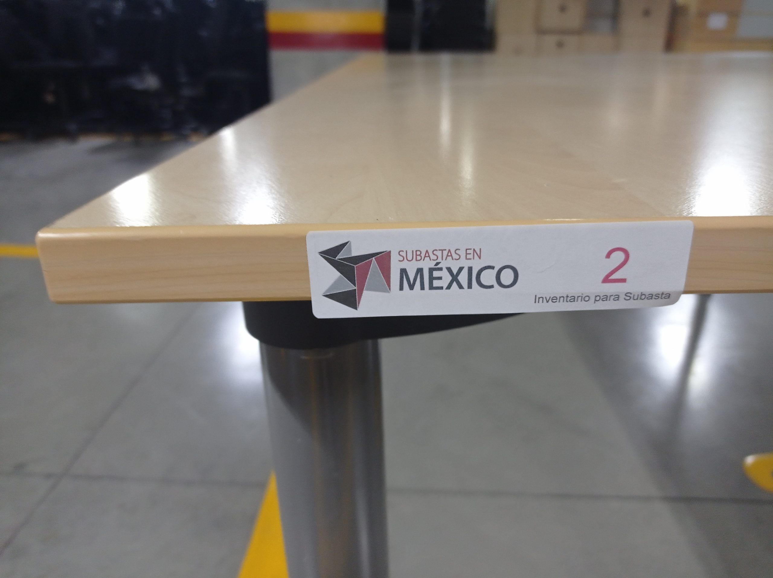 Lote 002 -Escritorio en escuadra, cubierta de madera c/patas metalicas con orificio para cables. - Imagen 4