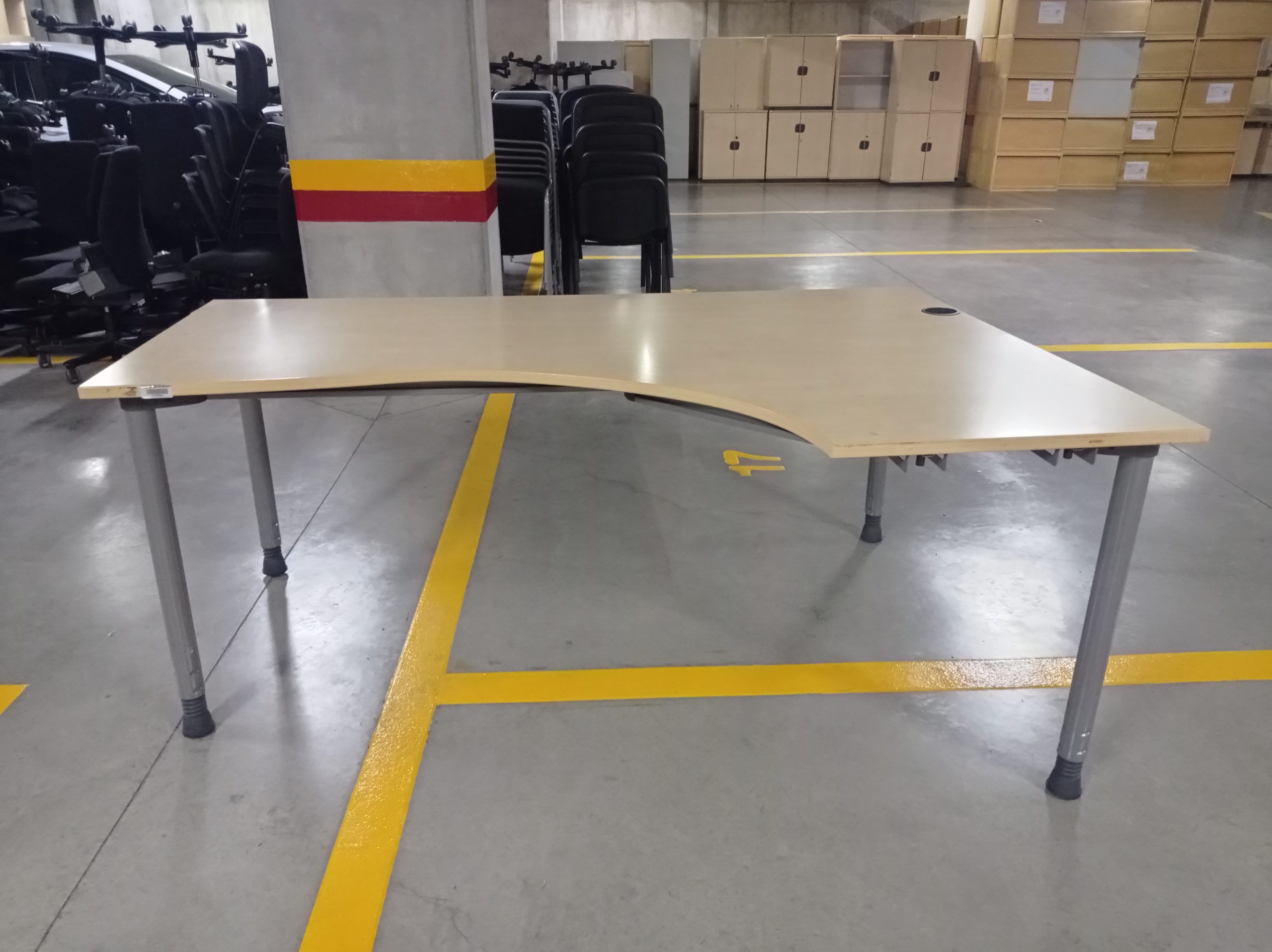 Lote 002 -Escritorio en escuadra, cubierta de madera c/patas metalicas con orificio para cables. - Imagen 5