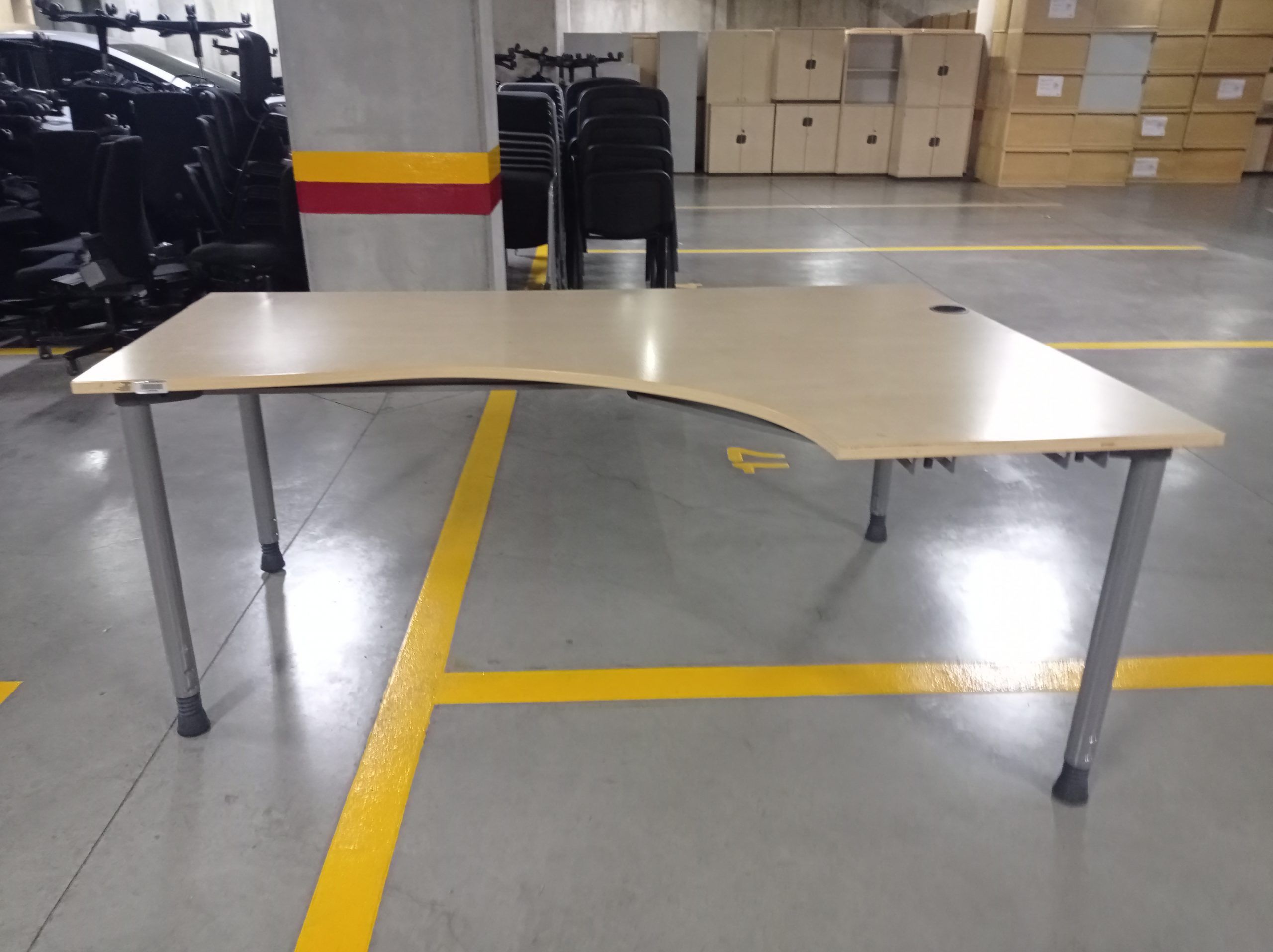 Lote 002 -Escritorio en escuadra, cubierta de madera c/patas metalicas con orificio para cables.