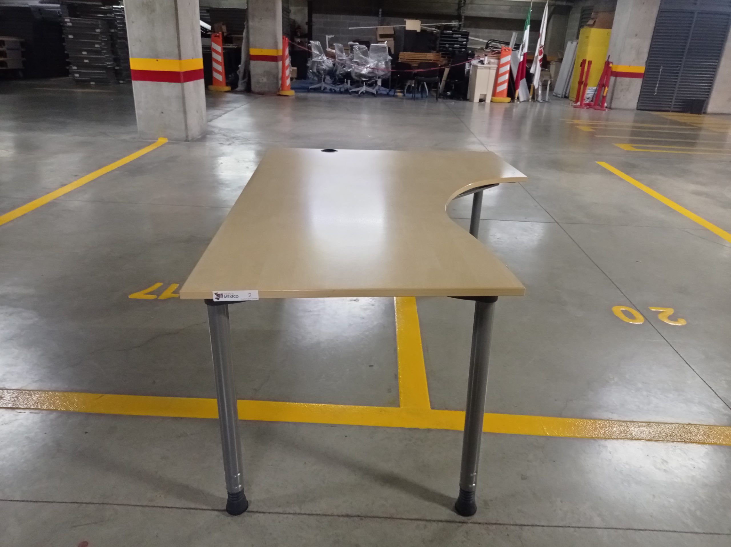 Lote 002 -Escritorio en escuadra, cubierta de madera c/patas metalicas con orificio para cables. - Imagen 6
