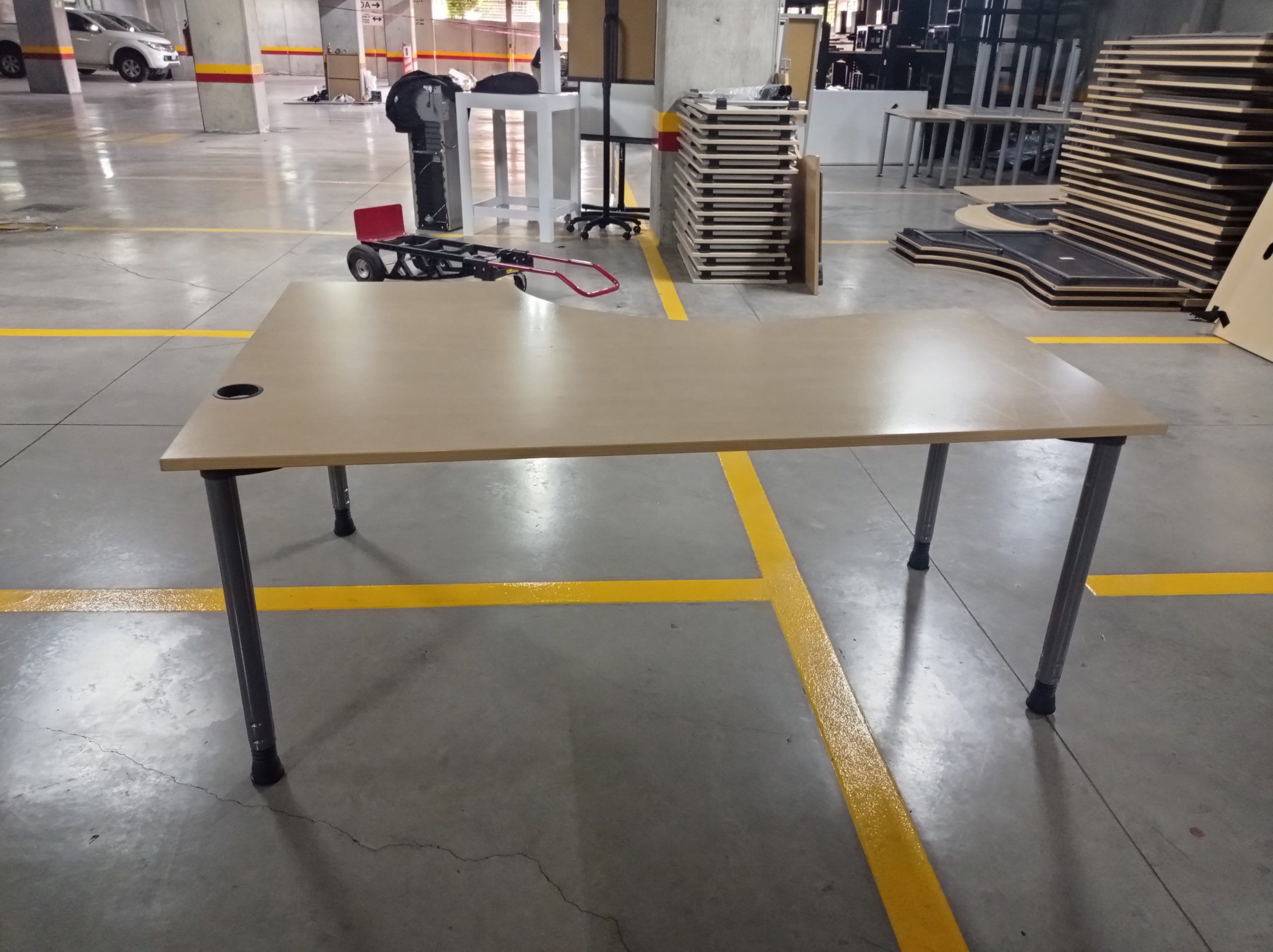 Lote 002 -Escritorio en escuadra, cubierta de madera c/patas metalicas con orificio para cables. - Imagen 2