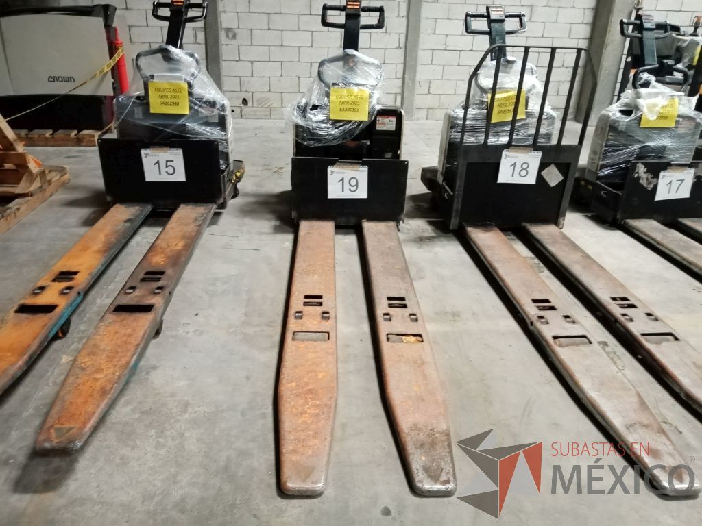 Lote 019 - Transpaleta eléctrica Crown, PE4500-80-28-96, Año: 2012