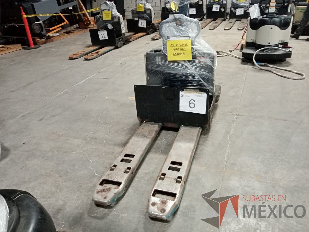 Lote 006 - Transpaleta eléctrica Crown, Modelo: PE4500-80-27-48, Año: 2012 - Imagen 3