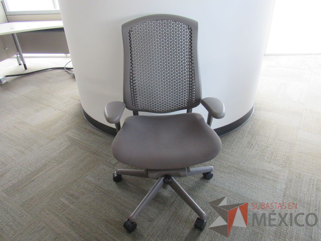 Lote 026 - Silla Herman Miller Celle con ruedas, descansabrazos, asiento en tela y respaldo en plástico color gris - Imagen 2