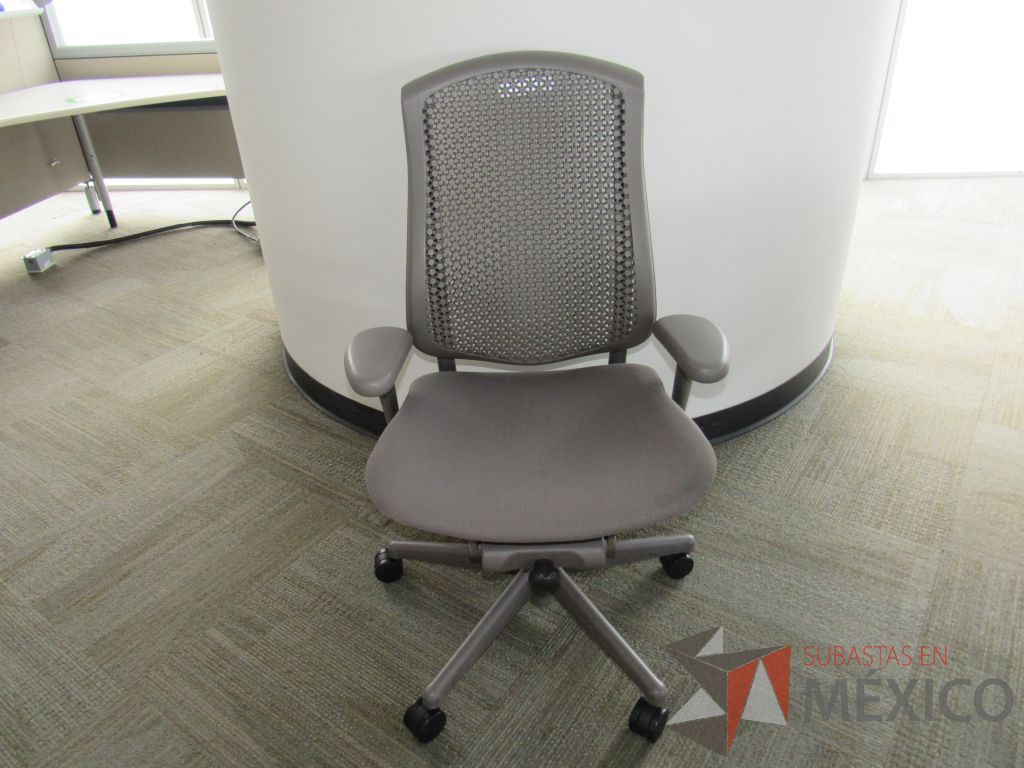 Lote 026 - Silla Herman Miller Celle con ruedas, descansabrazos, asiento en tela y respaldo en plástico color gris - Imagen 3