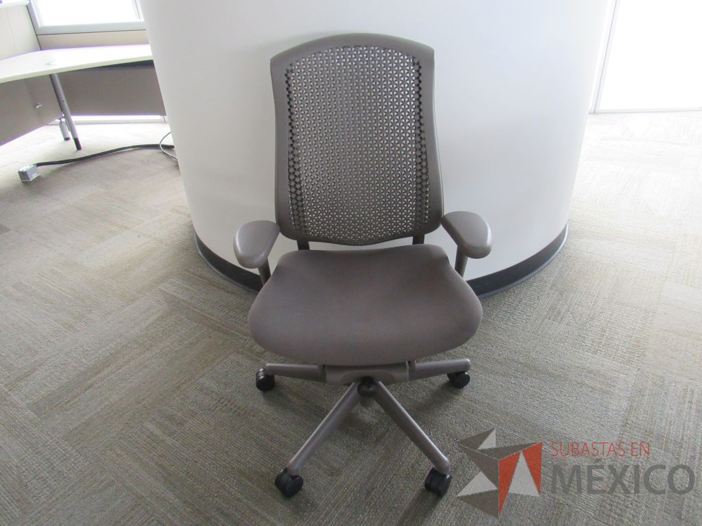 Lote 026 - Silla Herman Miller Celle con ruedas, descansabrazos, asiento en tela y respaldo en plástico color gris