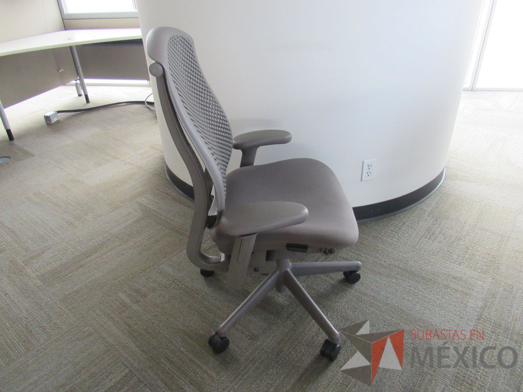 Lote 026 - Silla Herman Miller Celle con ruedas, descansabrazos, asiento en tela y respaldo en plástico color gris - Imagen 4