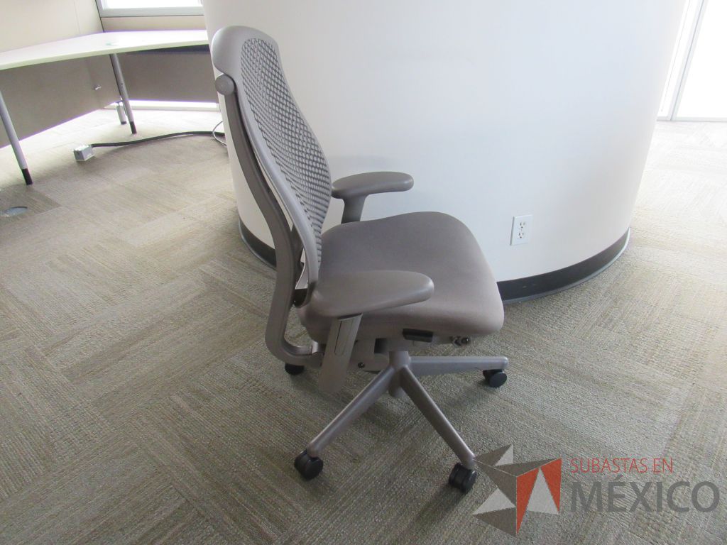 Lote 026 - Silla Herman Miller Celle con ruedas, descansabrazos, asiento en tela y respaldo en plástico color gris - Imagen 5