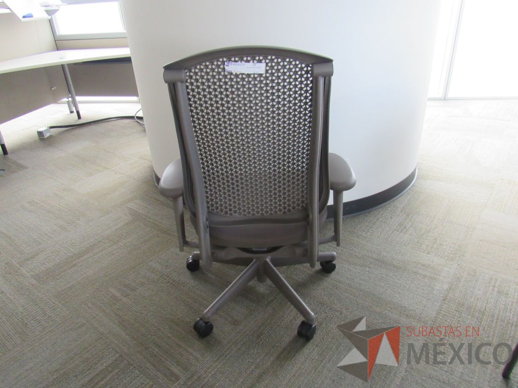 Lote 026 - Silla Herman Miller Celle con ruedas, descansabrazos, asiento en tela y respaldo en plástico color gris - Imagen 6
