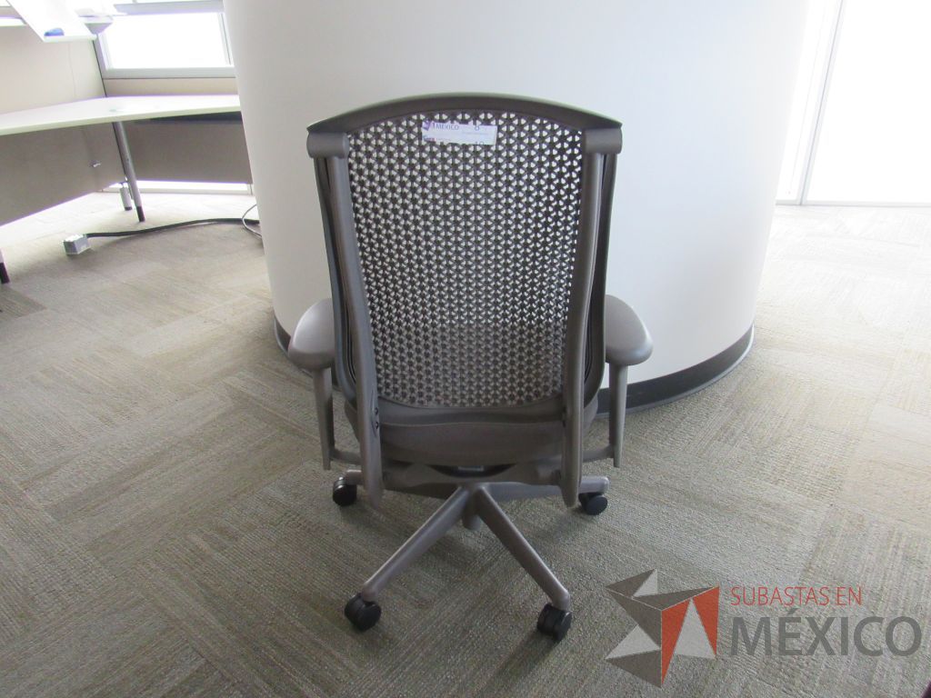 Lote 026 - Silla Herman Miller Celle con ruedas, descansabrazos, asiento en tela y respaldo en plástico color gris - Imagen 7