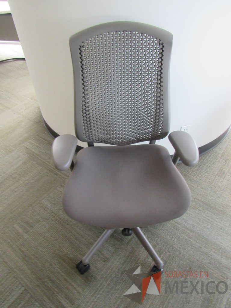 Lote 026 - Silla Herman Miller Celle con ruedas, descansabrazos, asiento en tela y respaldo en plástico color gris - Imagen 8