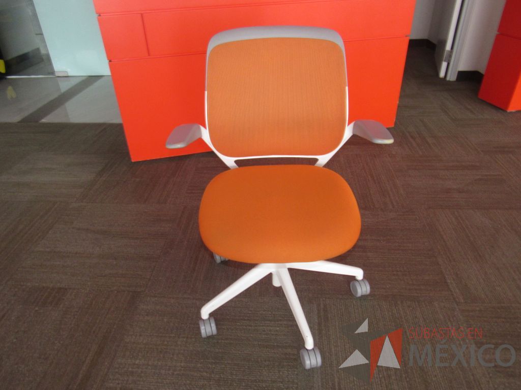 Lote 005 - 2 Sillas Steelcase Conference Chair Cobi color naranja