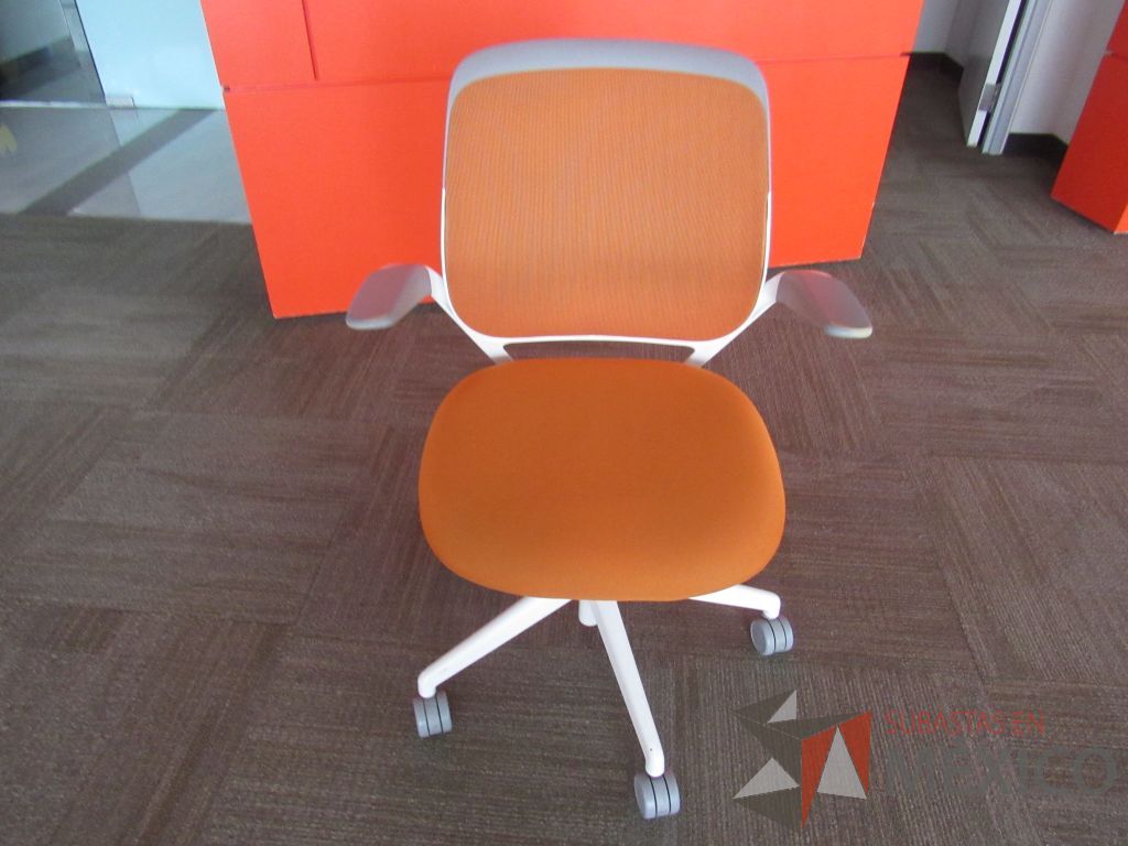 Lote 005 - 2 Sillas Steelcase Conference Chair Cobi color naranja - Imagen 2