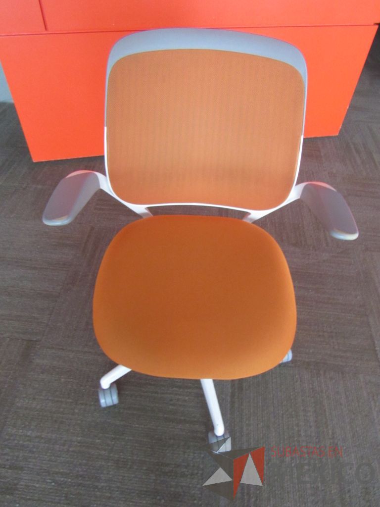 Lote 005 - 2 Sillas Steelcase Conference Chair Cobi color naranja - Imagen 3