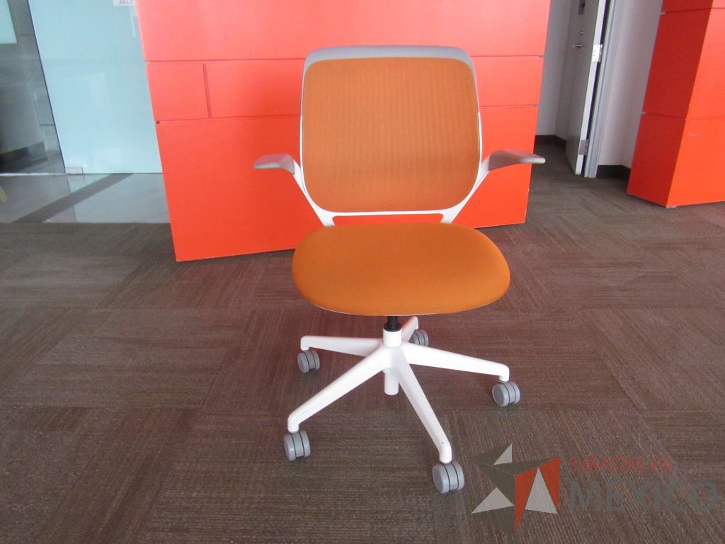 Lote 005 - 2 Sillas Steelcase Conference Chair Cobi color naranja - Imagen 4