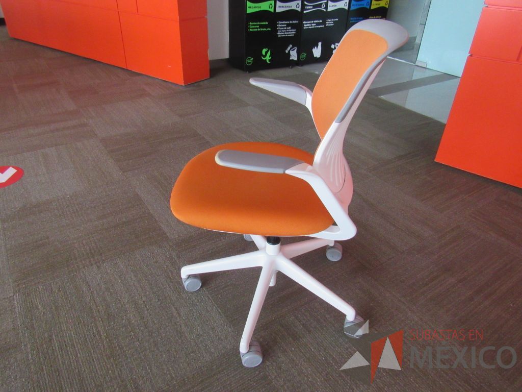 Lote 005 - 2 Sillas Steelcase Conference Chair Cobi color naranja - Imagen 5