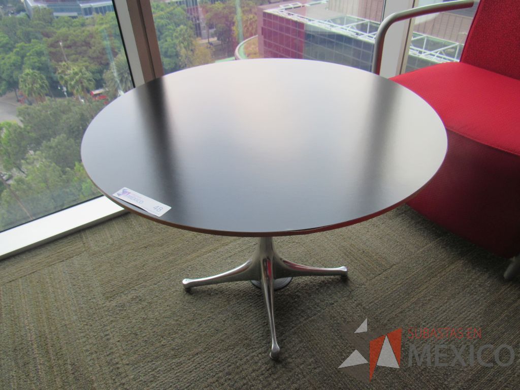 Lote 070 - 2 Mesas de apoyo Herman Miller con base metálica y cubierta color negro