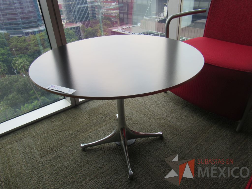 Lote 070 - 2 Mesas de apoyo Herman Miller con base metálica y cubierta color negro - Imagen 3