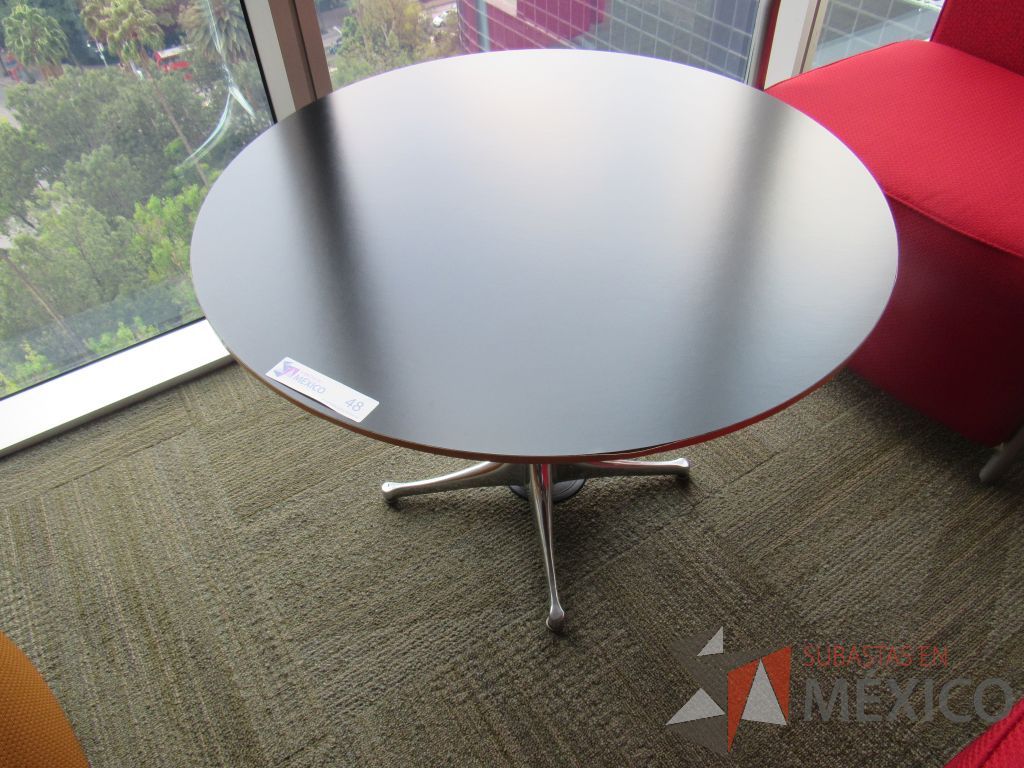 Lote 070 - 2 Mesas de apoyo Herman Miller con base metálica y cubierta color negro - Imagen 4