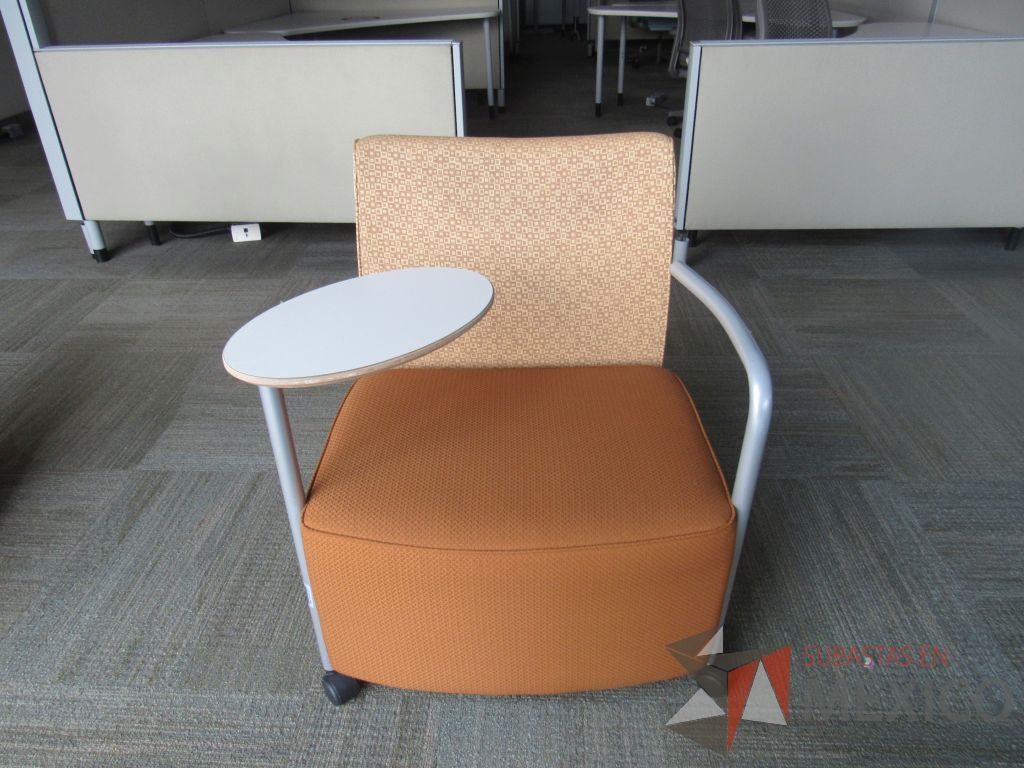 Lote 021 -2 Sillones Herman Miller Celeste de 1 plaza con paleta, 2 ruedas, descansa brazos, asiento y respaldo en tela color naranja - Imagen 2