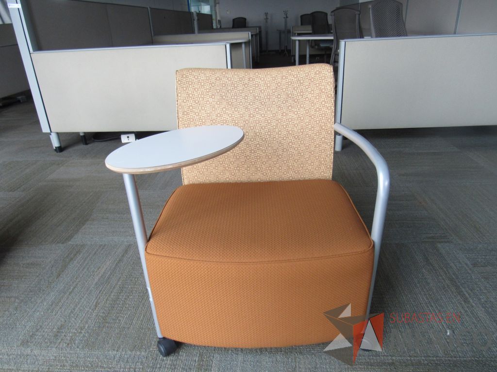 Lote 021 -2 Sillones Herman Miller Celeste de 1 plaza con paleta, 2 ruedas, descansa brazos, asiento y respaldo en tela color naranja