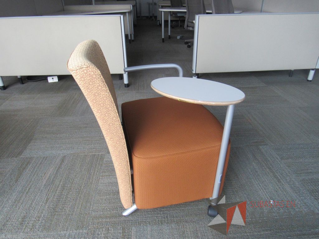 Lote 021 -2 Sillones Herman Miller Celeste de 1 plaza con paleta, 2 ruedas, descansa brazos, asiento y respaldo en tela color naranja - Imagen 3