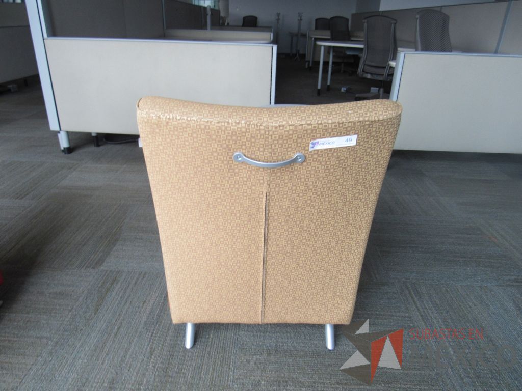 Lote 021 -2 Sillones Herman Miller Celeste de 1 plaza con paleta, 2 ruedas, descansa brazos, asiento y respaldo en tela color naranja - Imagen 4