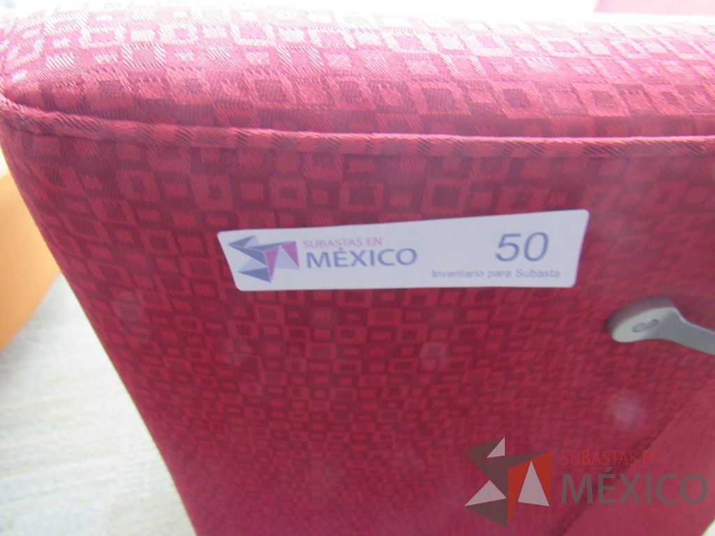 Lote 058 - 2 Sillones Herman Miller Celeste con paleta, 2 ruedas, descansa brazos, asiento y respaldo en tela color rojo - Imagen 2
