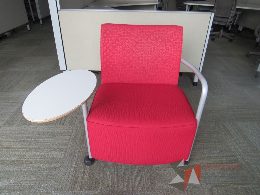Lote 058 - 2 Sillones Herman Miller Celeste con paleta, 2 ruedas, descansa brazos, asiento y respaldo en tela color rojo