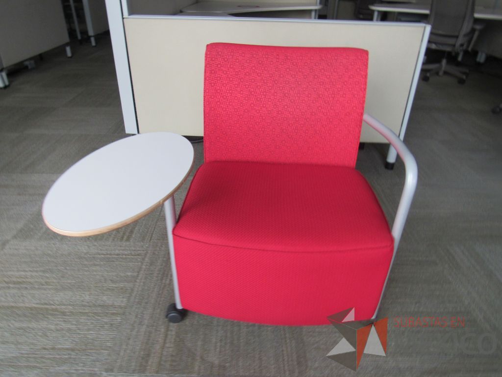 Lote 058 - 2 Sillones Herman Miller Celeste con paleta, 2 ruedas, descansa brazos, asiento y respaldo en tela color rojo - Imagen 3