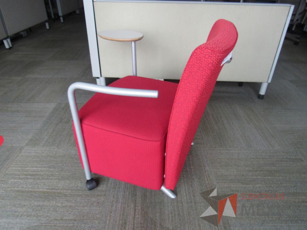 Lote 058 - 2 Sillones Herman Miller Celeste con paleta, 2 ruedas, descansa brazos, asiento y respaldo en tela color rojo - Imagen 5