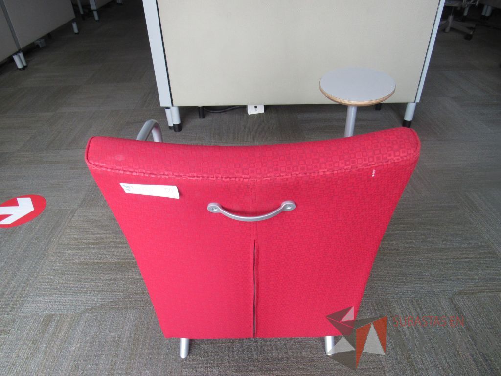 Lote 058 - 2 Sillones Herman Miller Celeste con paleta, 2 ruedas, descansa brazos, asiento y respaldo en tela color rojo - Imagen 7