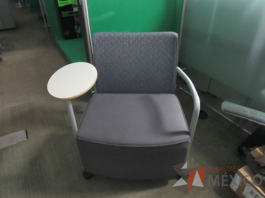 Lote 006 - Sillón Herman Miller Celeste con paleta, asiento y respaldo en tela color gris
