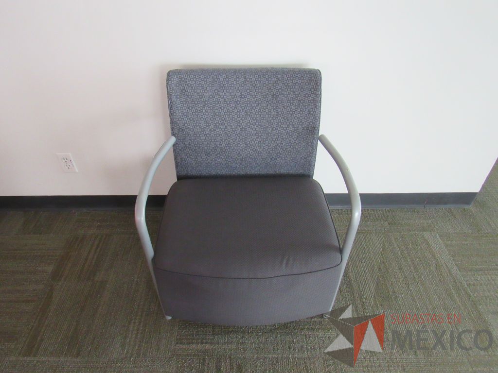 Lote 044 - 2 Sillones Herman Miller Celeste con asiento y respaldo en tela color gris - Imagen 2
