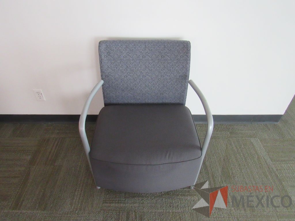 Lote 044 - 2 Sillones Herman Miller Celeste con asiento y respaldo en tela color gris