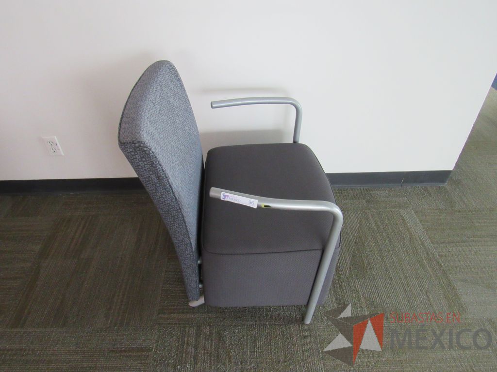 Lote 044 - 2 Sillones Herman Miller Celeste con asiento y respaldo en tela color gris - Imagen 3