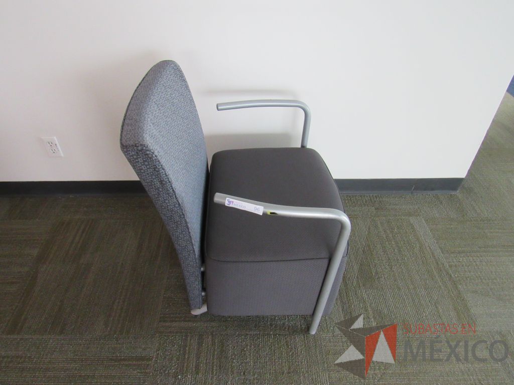 Lote 044 - 2 Sillones Herman Miller Celeste con asiento y respaldo en tela color gris - Imagen 4