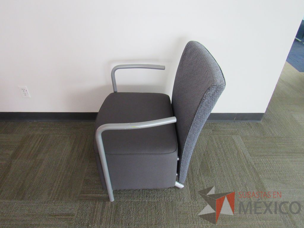 Lote 044 - 2 Sillones Herman Miller Celeste con asiento y respaldo en tela color gris - Imagen 7