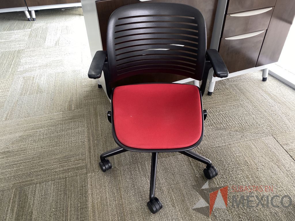 Lote 016 - 2 Silla de visita con ruedas Steelcase - Imagen 2