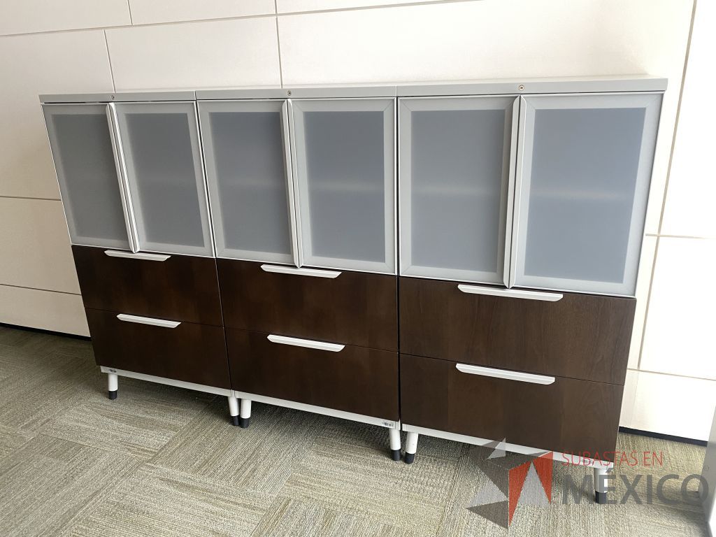 Lote 004 -Gabinete alto con 4 patas metálicas, 2 cajones, 2 puertas y 1 entrepaño - Imagen 2