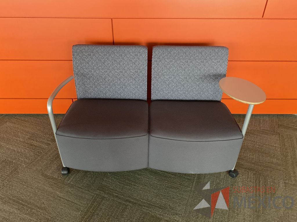 Lote 010 - Sillón de 2 plazas Herman Miller con paleta, asiento y respaldo en tela color gris