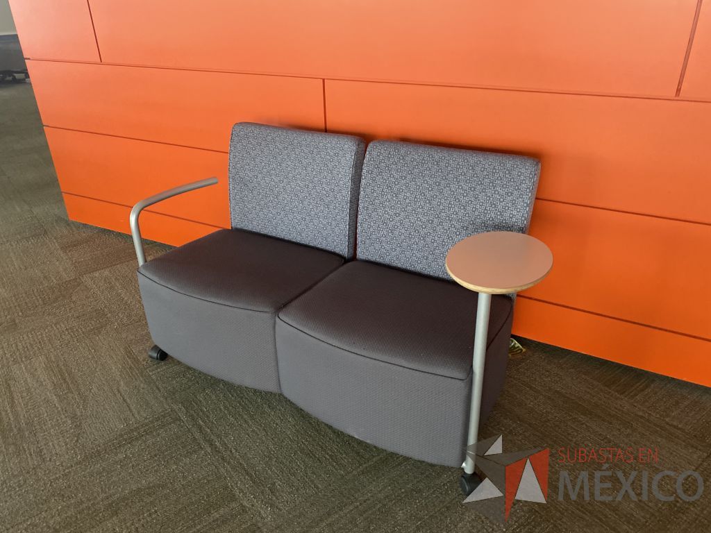 Lote 010 - Sillón de 2 plazas Herman Miller con paleta, asiento y respaldo en tela color gris - Imagen 2