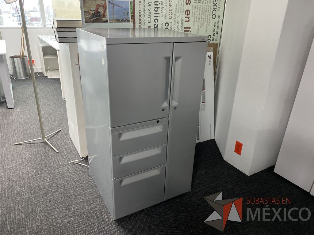 Lote 174 - Gabinete metálico con 2 puertas y 3 cajones color gris