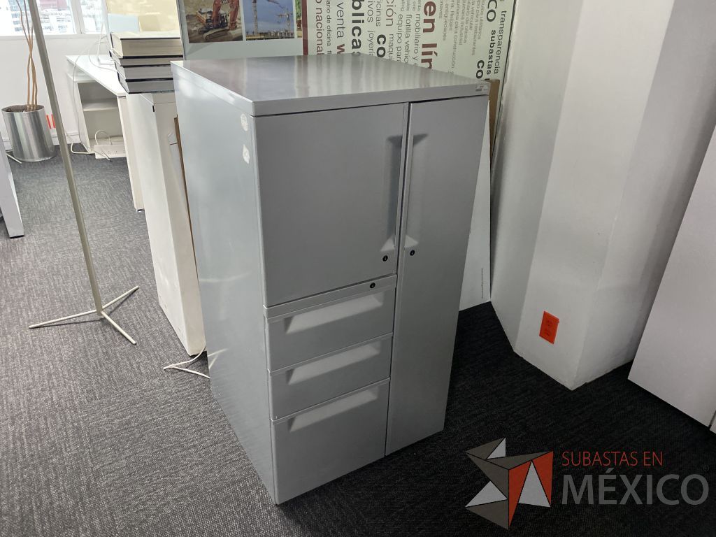 Lote 174 - Gabinete metálico con 2 puertas y 3 cajones color gris - Imagen 2