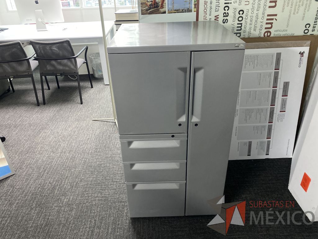 Lote 174 - Gabinete metálico con 2 puertas y 3 cajones color gris - Imagen 3
