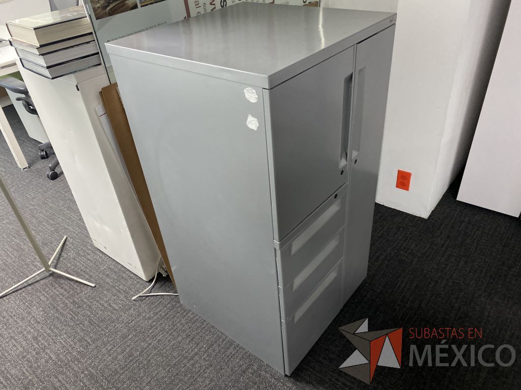 Lote 174 - Gabinete metálico con 2 puertas y 3 cajones color gris - Imagen 4