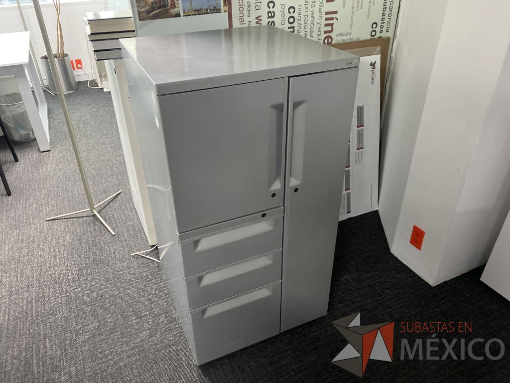 Lote 174 - Gabinete metálico con 2 puertas y 3 cajones color gris - Imagen 5