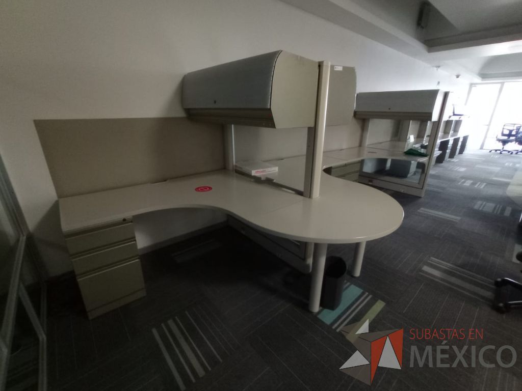 Lote 105 - Estación de trabajo de mampara alta con vidrio al medio para 4 personas con 4 gavetas y 4 archiveros de pedestal de 3 cajones - Imagen 3