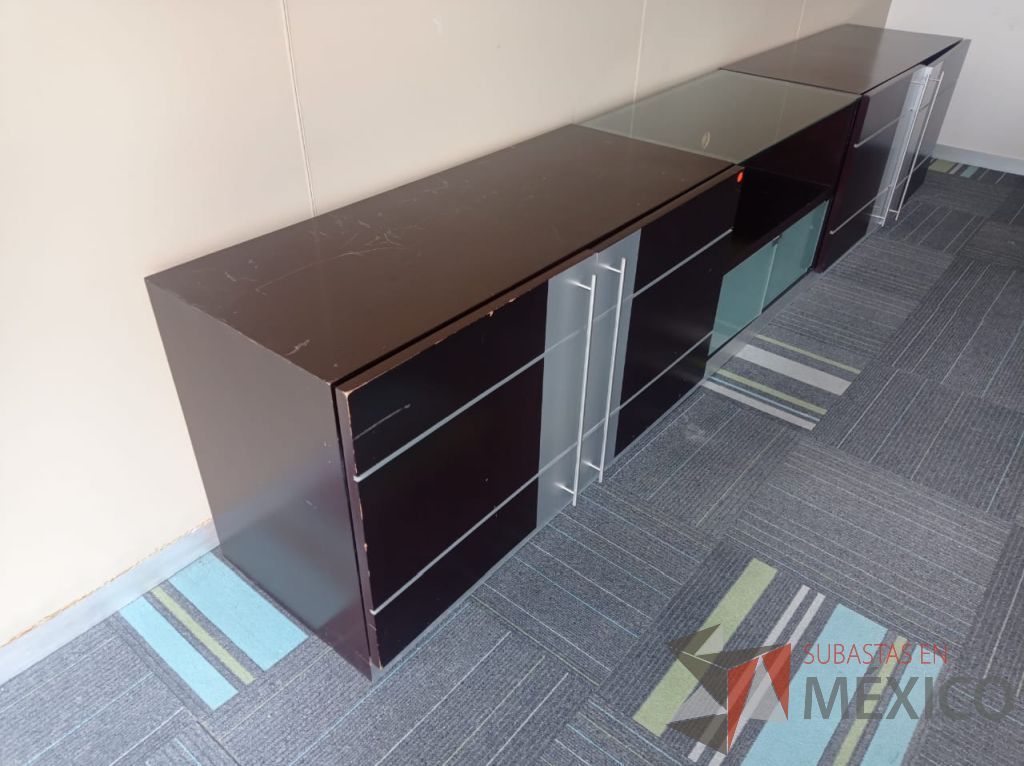 Lote 019 - Credenza con 4 puertas de madera con 2 entrepaños color café y 2 puertas de vidrio - Imagen 3